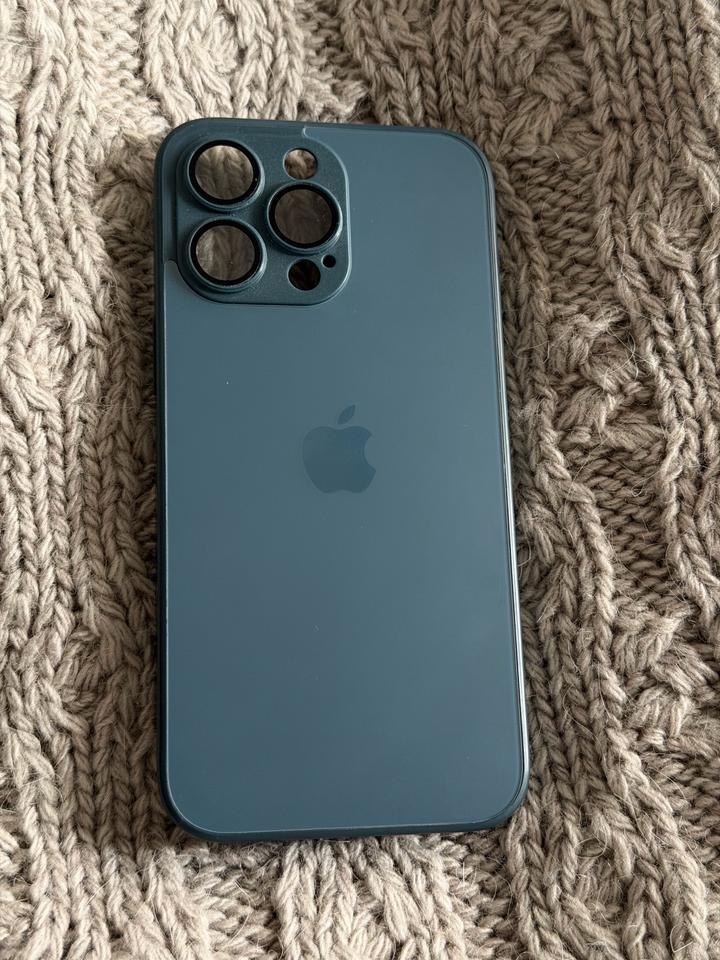 Чехлы и приватное стекло на iPhone 14 Pro Max