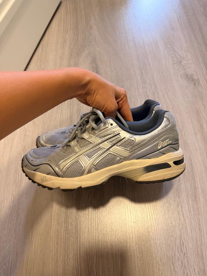 Кроссовки asics