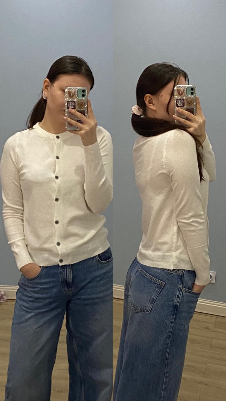 Белый кардиган.