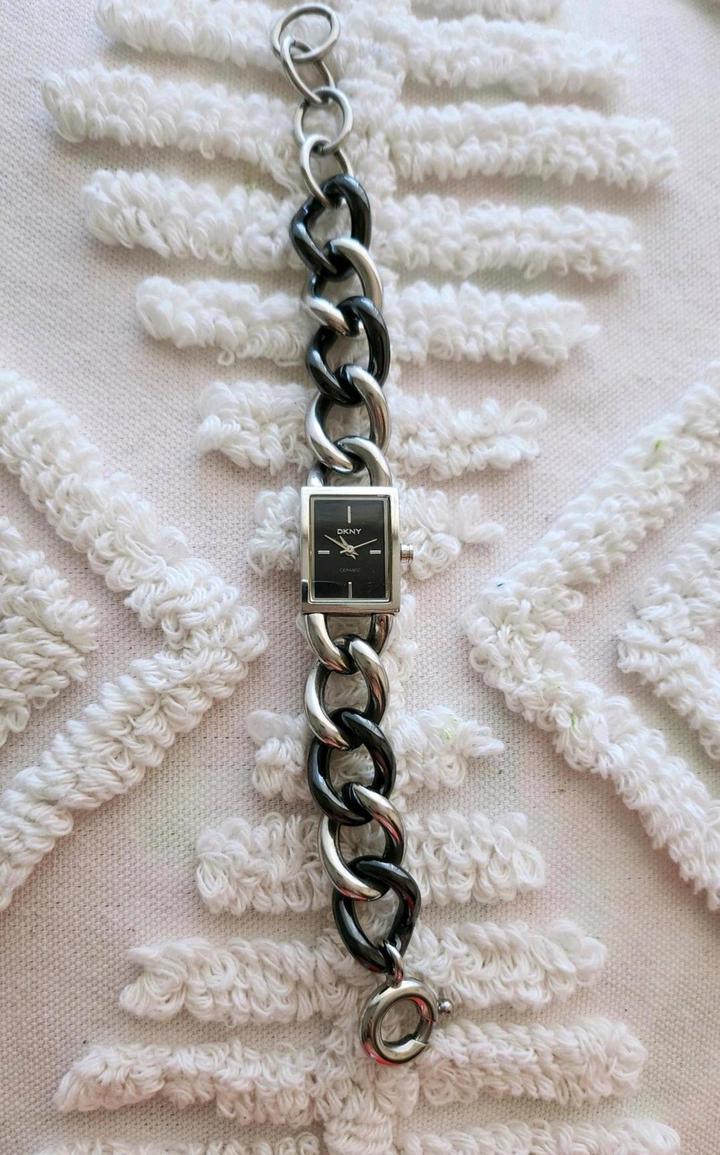Часы DKNY