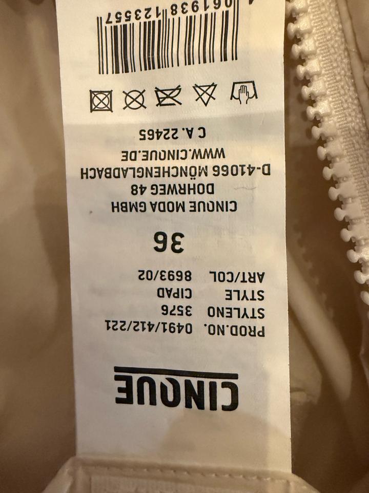 Светло-бежевое тонкое пальто или тренч