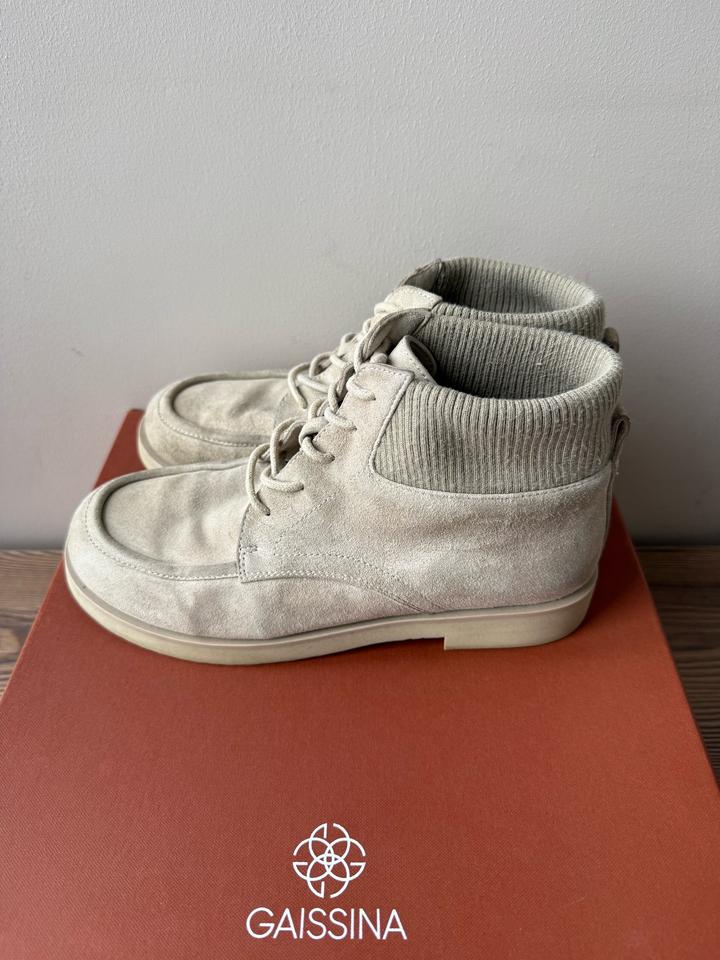 Бежевые ботинки