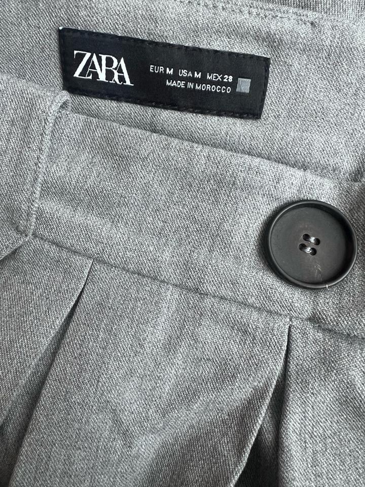 ZARA Плиссированные юбки миди , серого цвета.