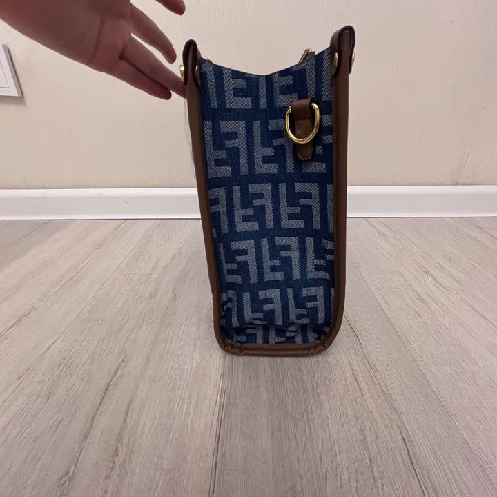 Джинсовый шопер Fendi Roma с текстильным ремешком и янтарными ручками