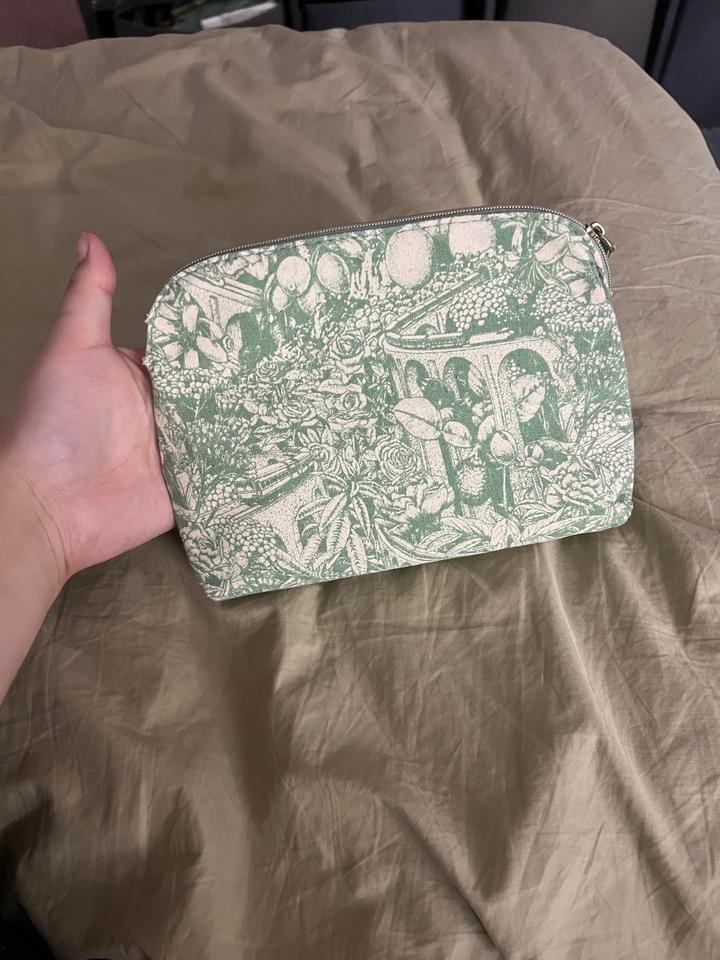 Набор с косметичкой Loccitane