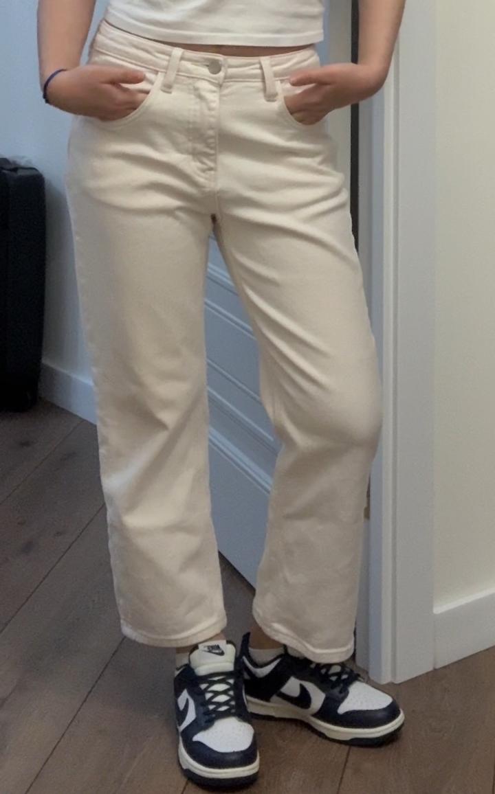 бежевые джинсы