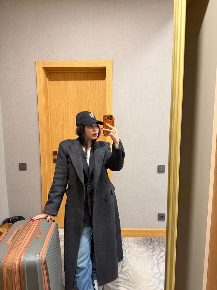 Шикарное приталенное пальто в темном оттенке размер XS-S