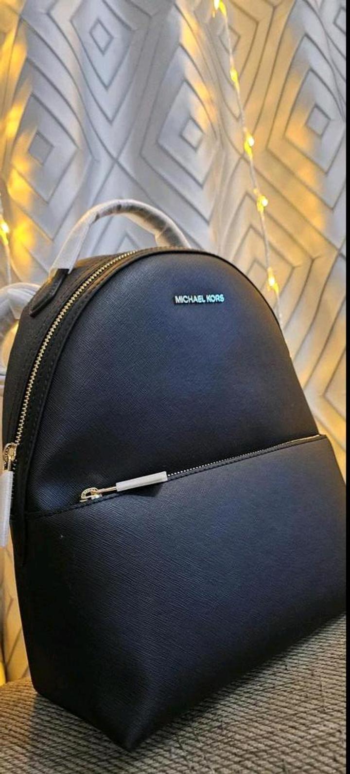 Продам рюкзак Michael kors