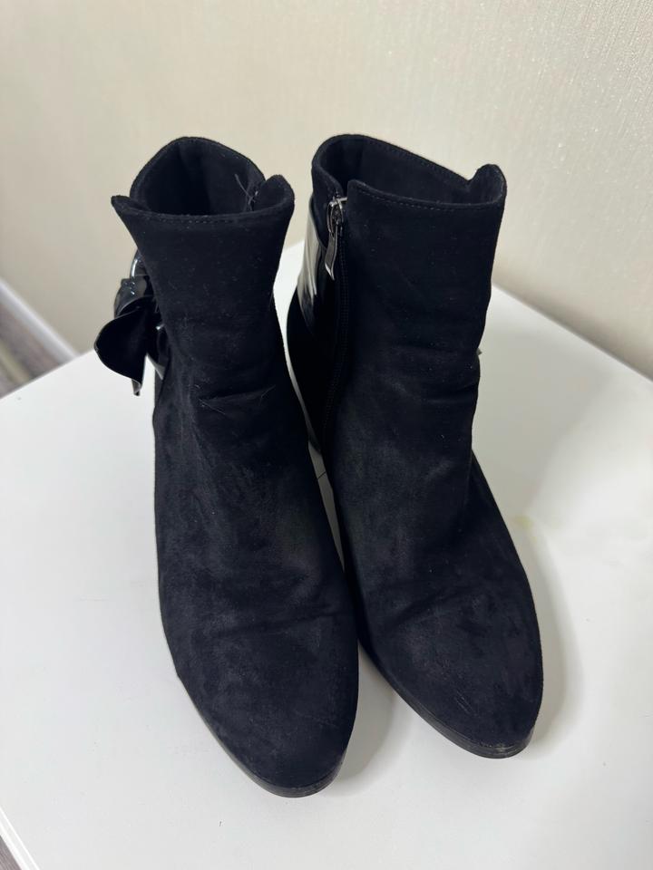 Замшевая ботинка на устойчивом каблуке