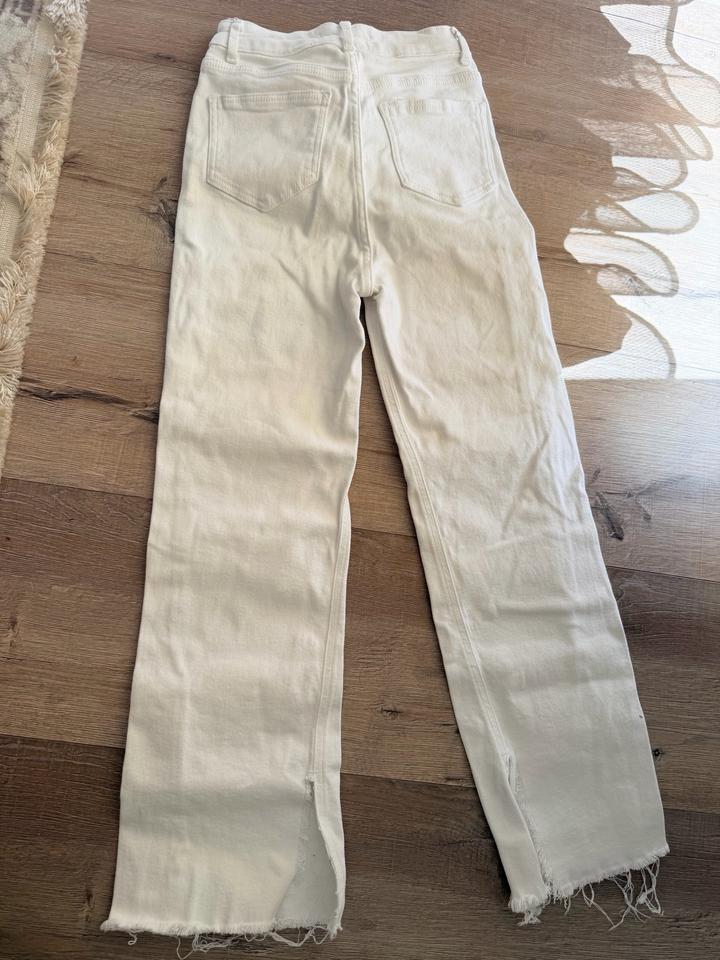 Белые джинсы с необработанным краем