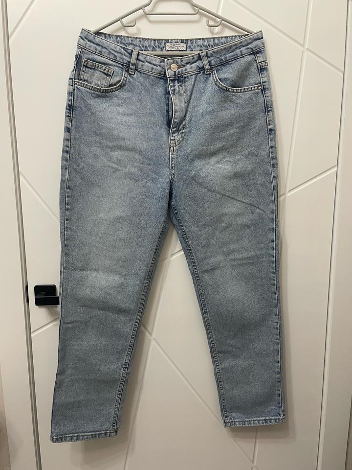 Светлые джинсы moms