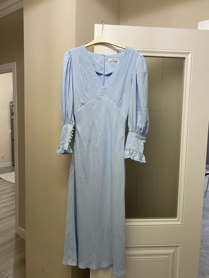 Голубое платье