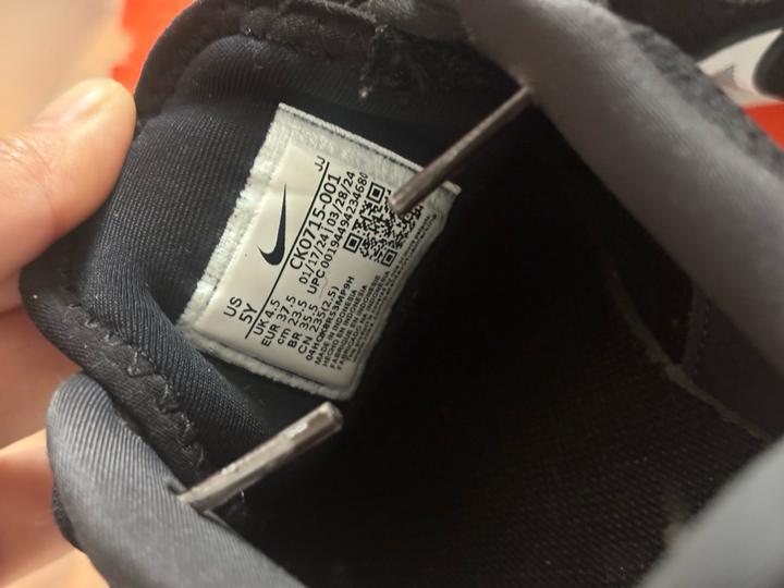 Продам оригинальные унисекс кроссовки Nike