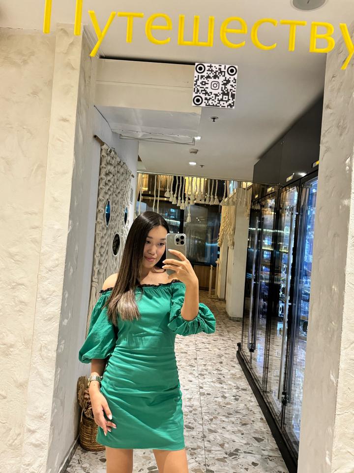 Зелёное платье с открытыми плечами