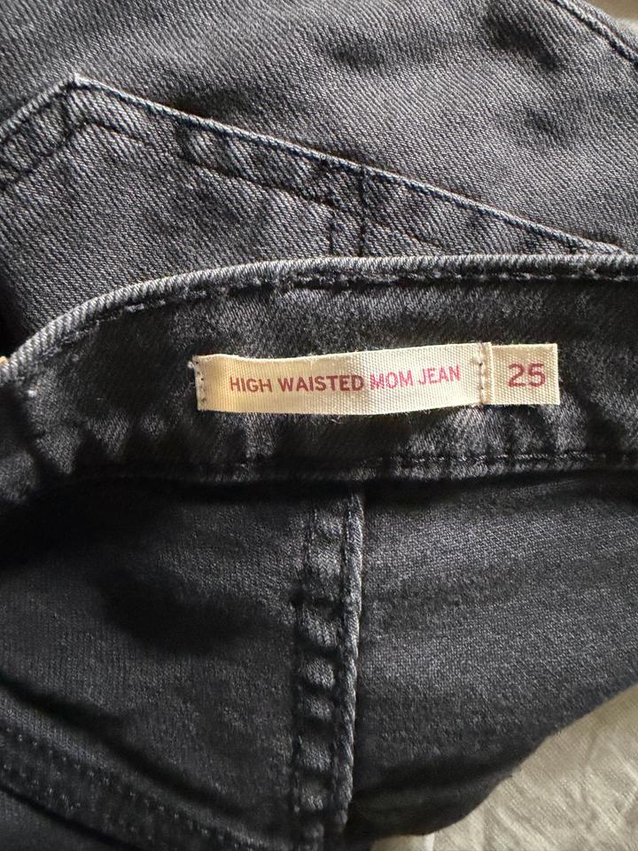 Черные mom jeans Levi’s