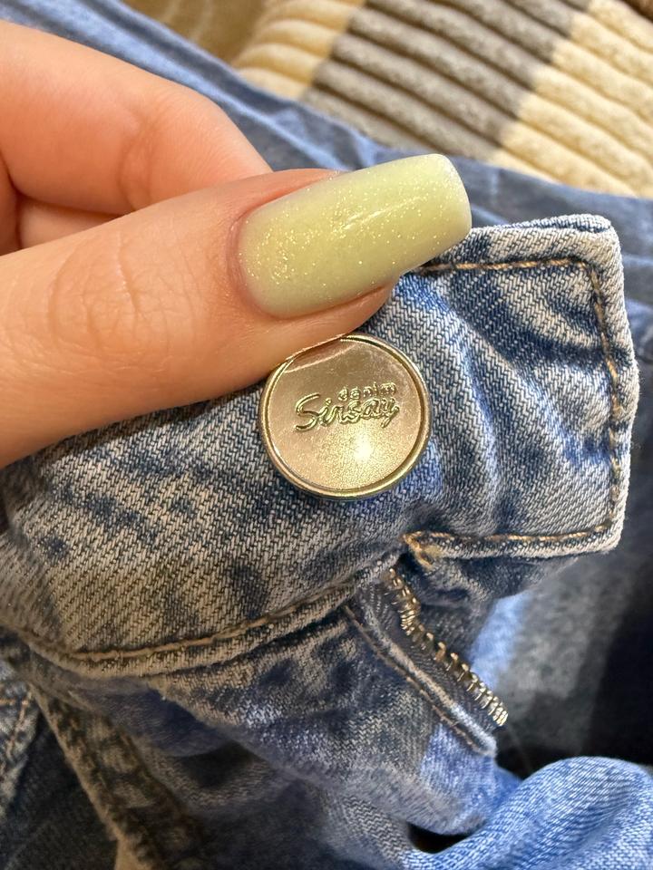 Голубые джинсы