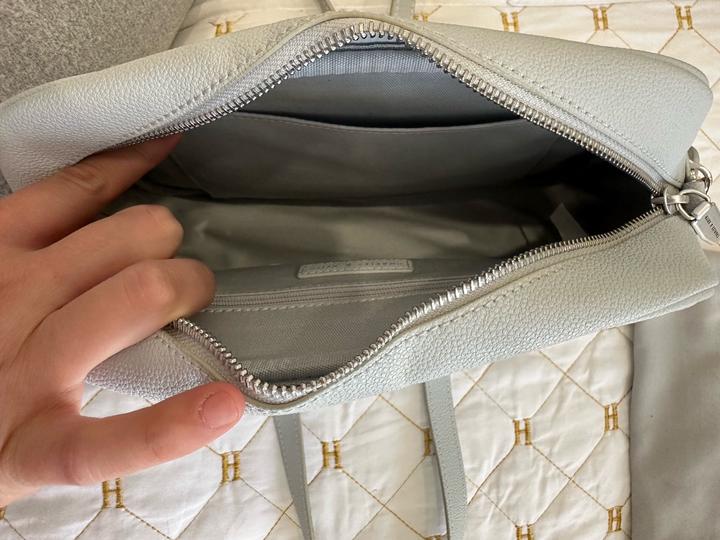 серая сумка charles and keith