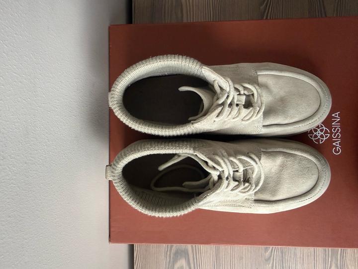 Бежевые ботинки