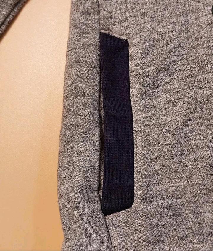 Спортивная толстовка от бренда Fila.