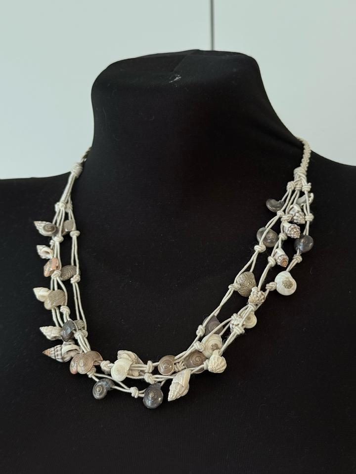 Бусы с ракушками