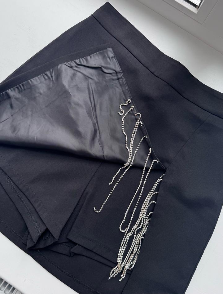 Черная юбка с вырезом обшитое стразами