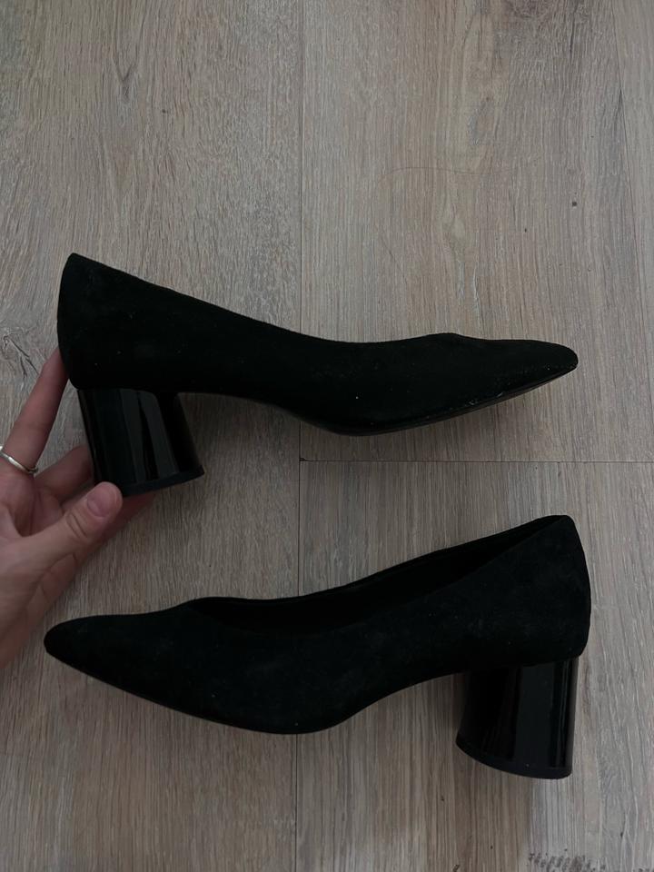 Черные туфли на устойчивом каблуке