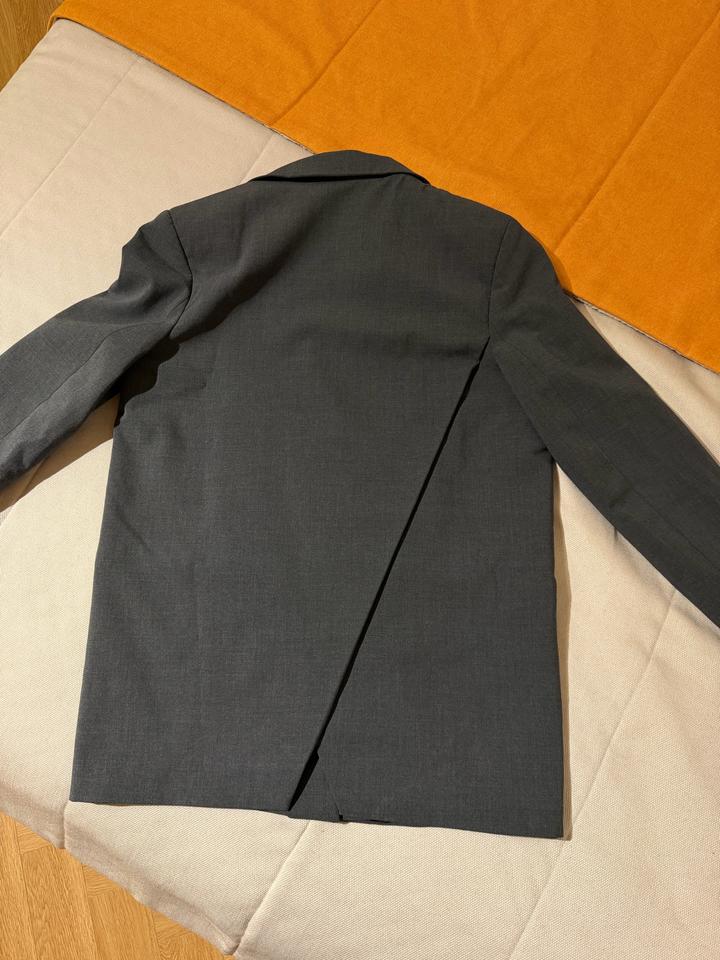 серый пиджак zara