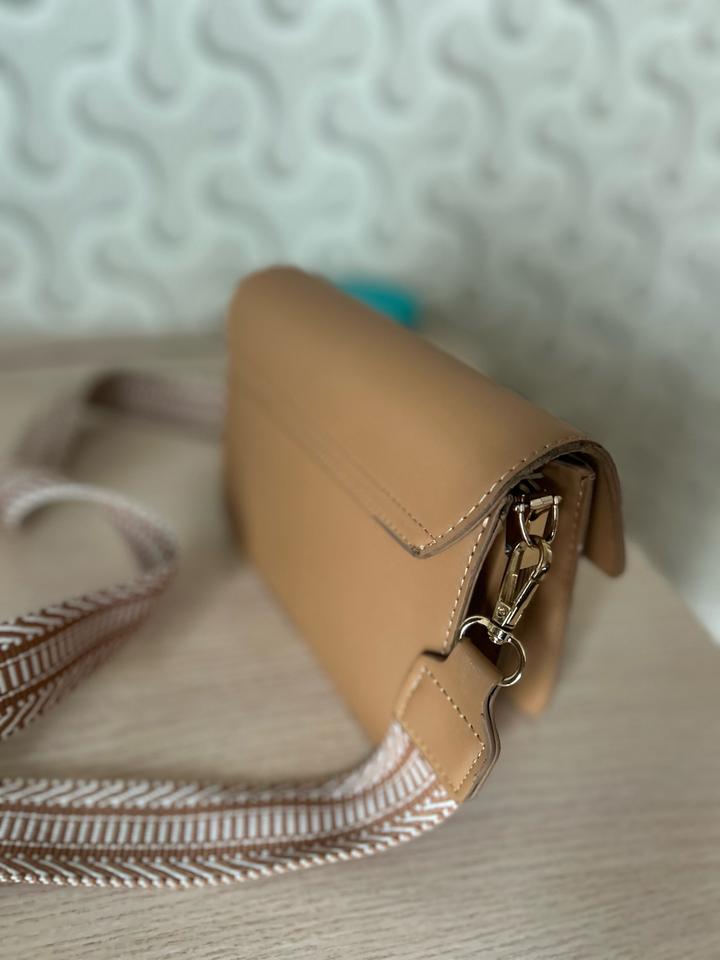 Стильная мини-сумка в карамельном оттенке