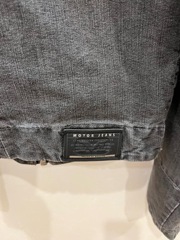 Куртка джинсовая.