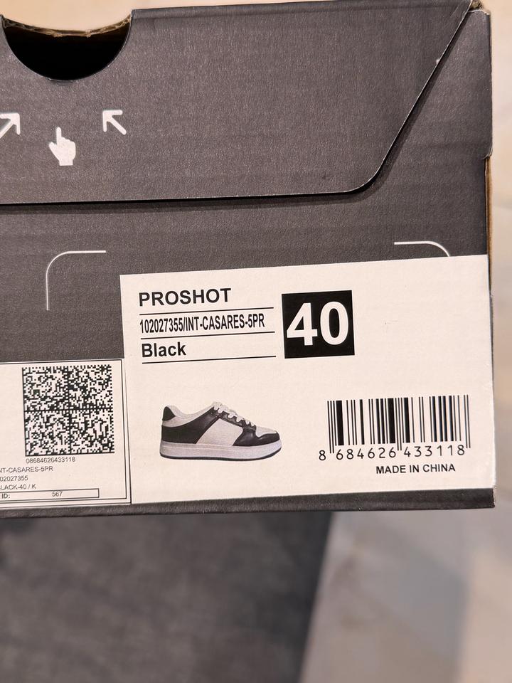 Женские кроссовки