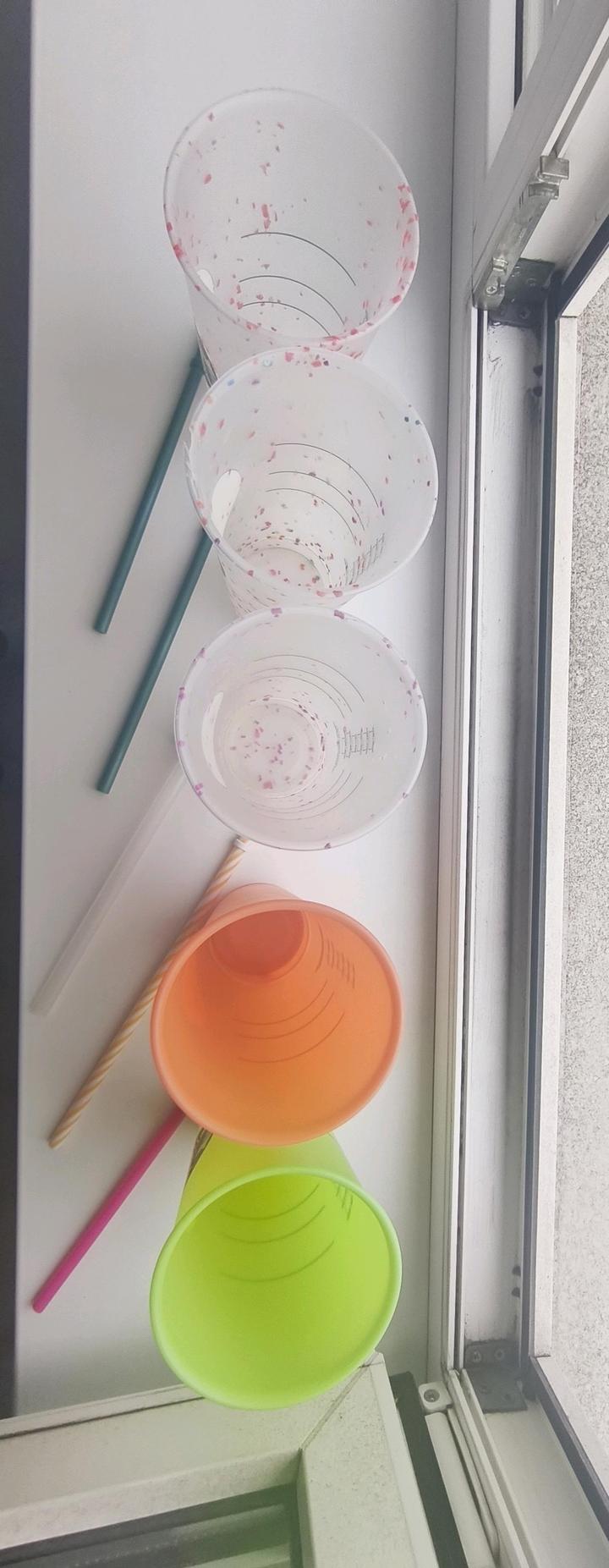 Стаканчики Starbucks с трубочками без крышек