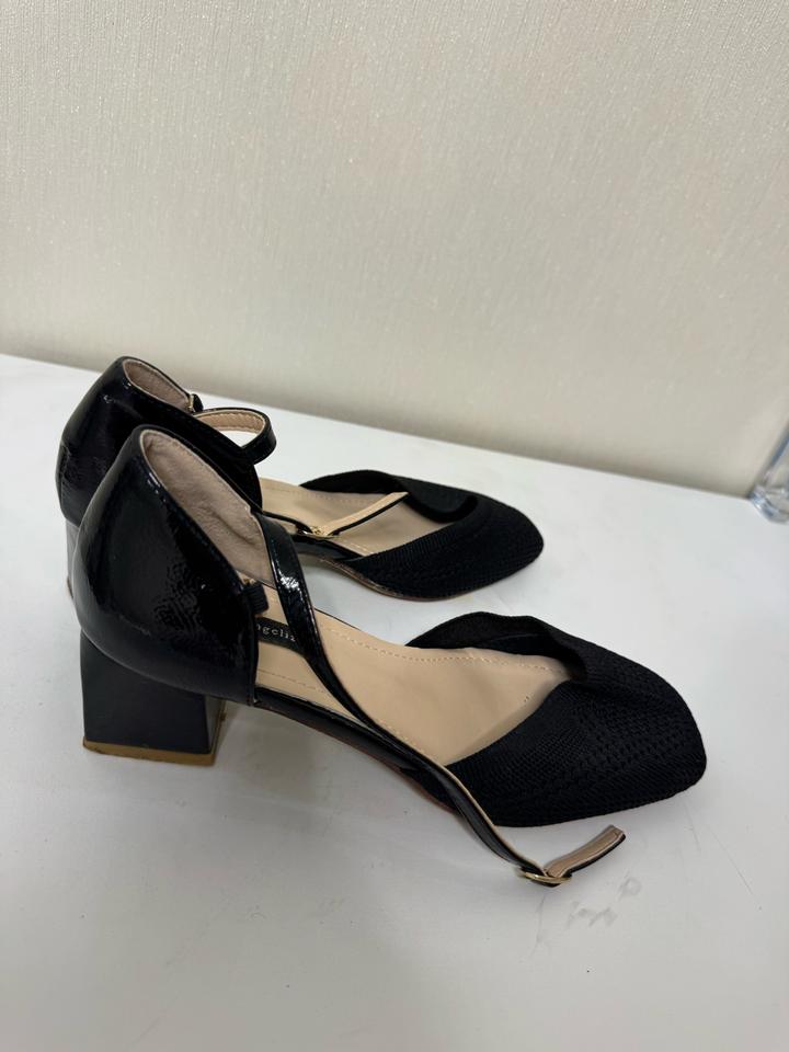 Туфли черные с устойчивыми каблуками