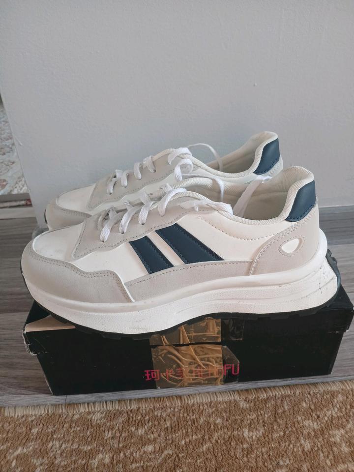 Белые кроссовки