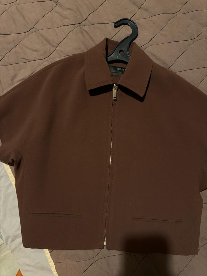 Короткий пиджак Zara.