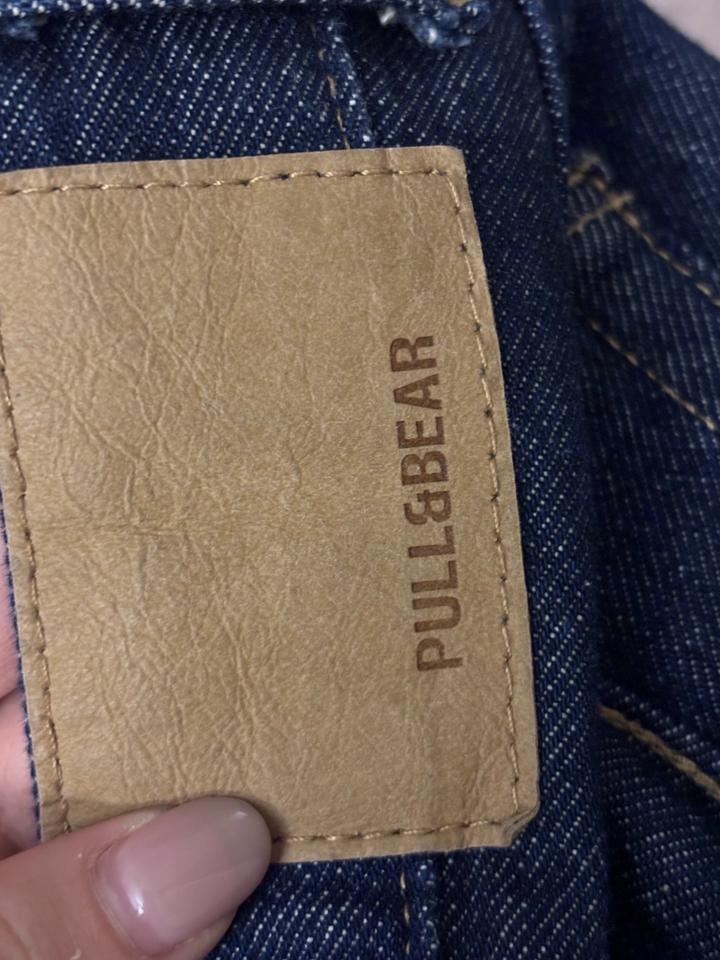 Темные прямые джинсы на заниженной посадке