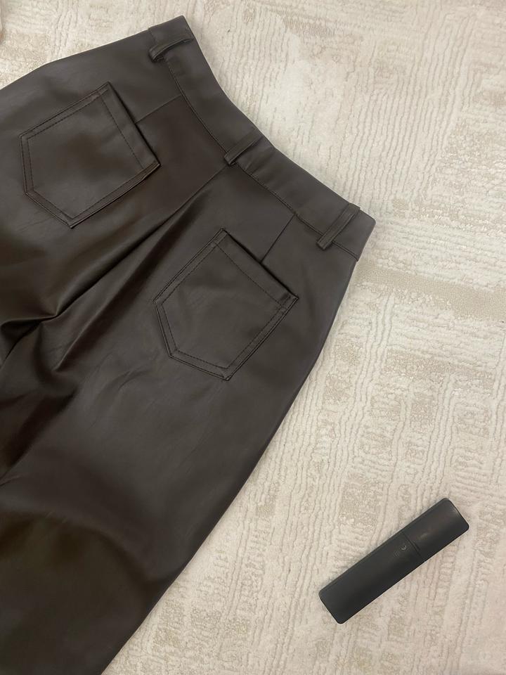 Брюки из экокожи, корсет на завышенной.