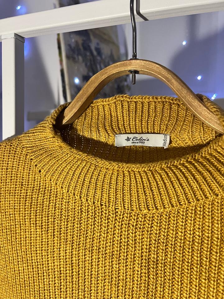 Желтый свитер