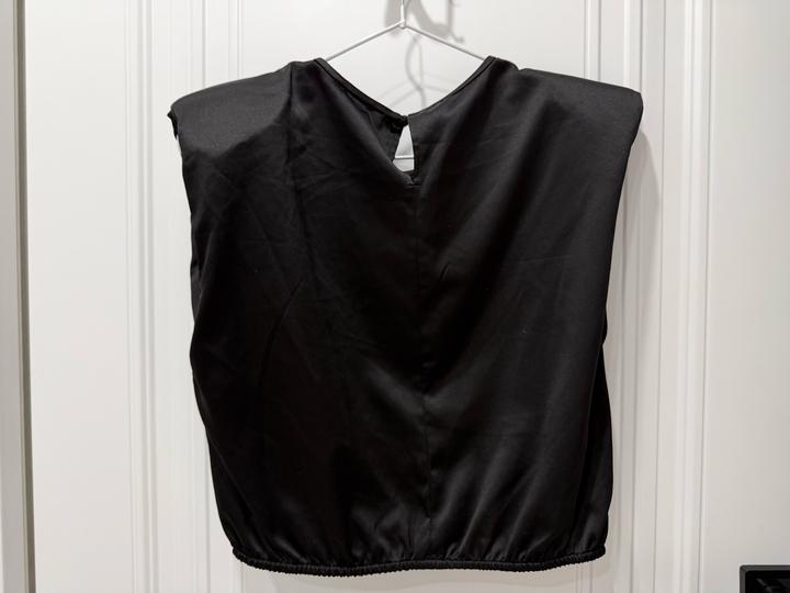 черный топ от Zara