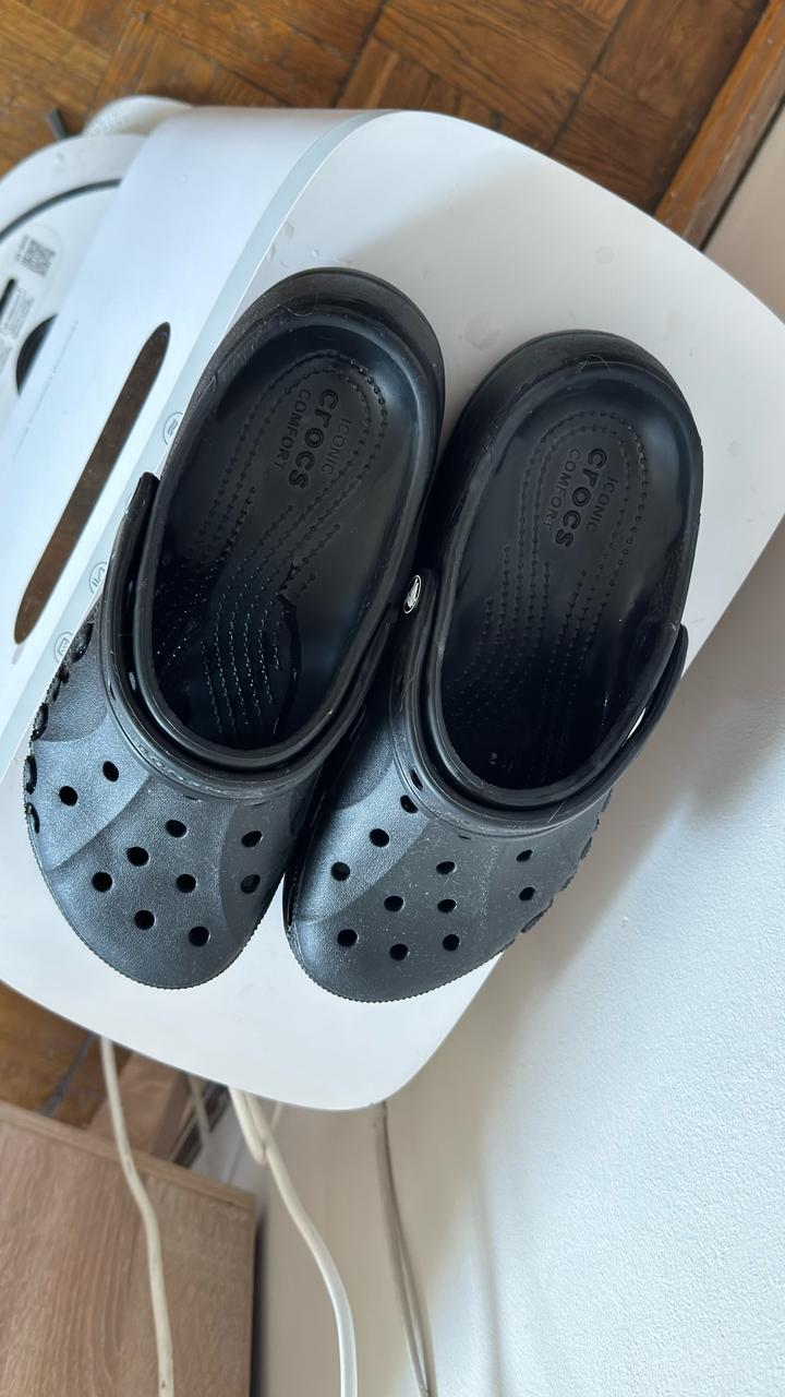Черные сандалии Crocs