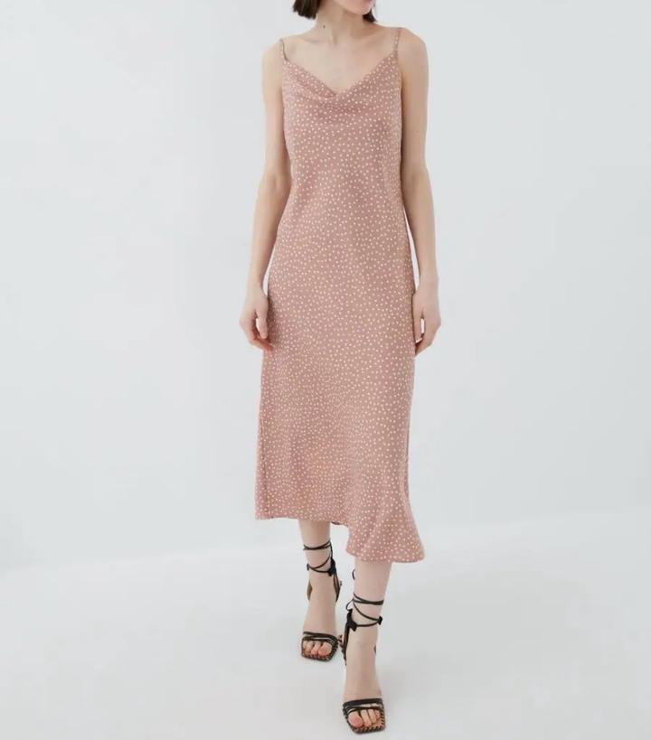 Бежевое платье