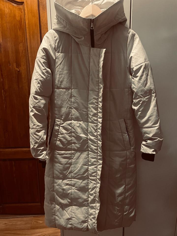 Белая зимняя куртка