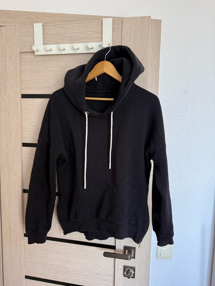 Черная теплая толстовка