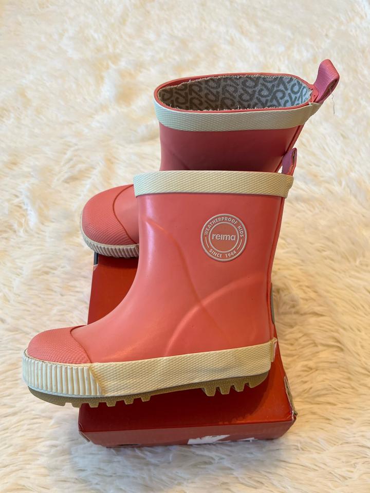 Продам резиновые сапоги Reima