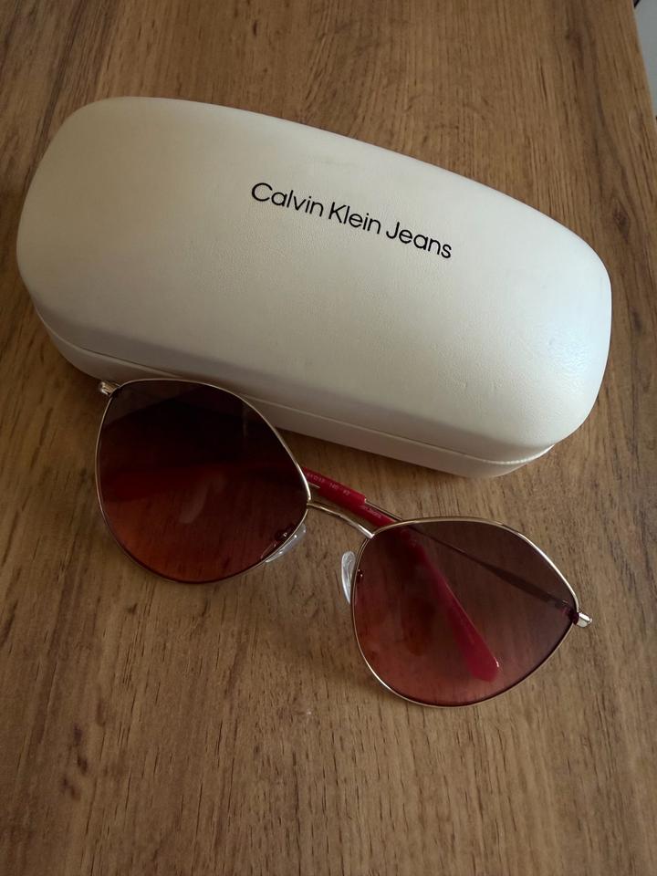 Солнцезащитные очки Calvin Klein
