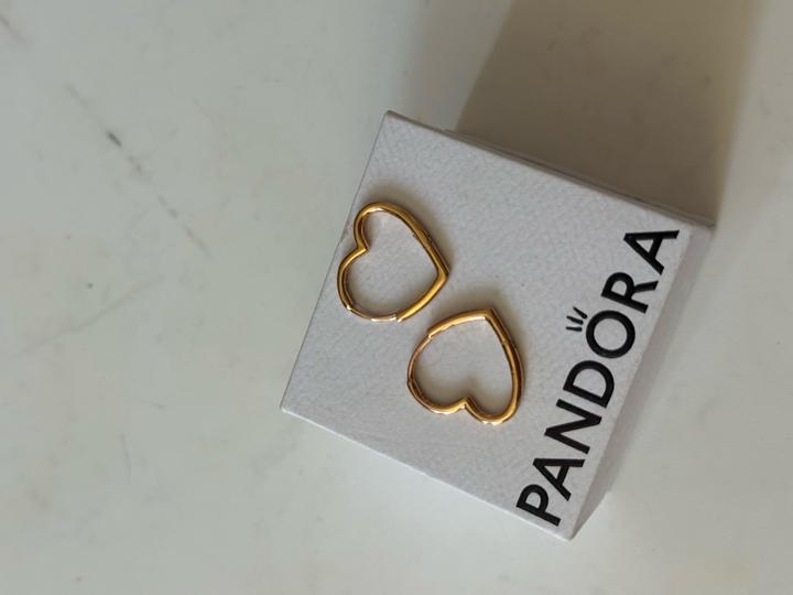 Серьги-кольца «Асимметричные сердца» Pandora