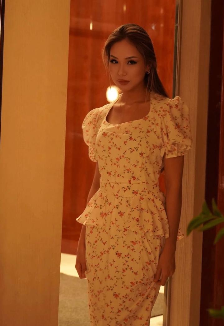 белое платье.