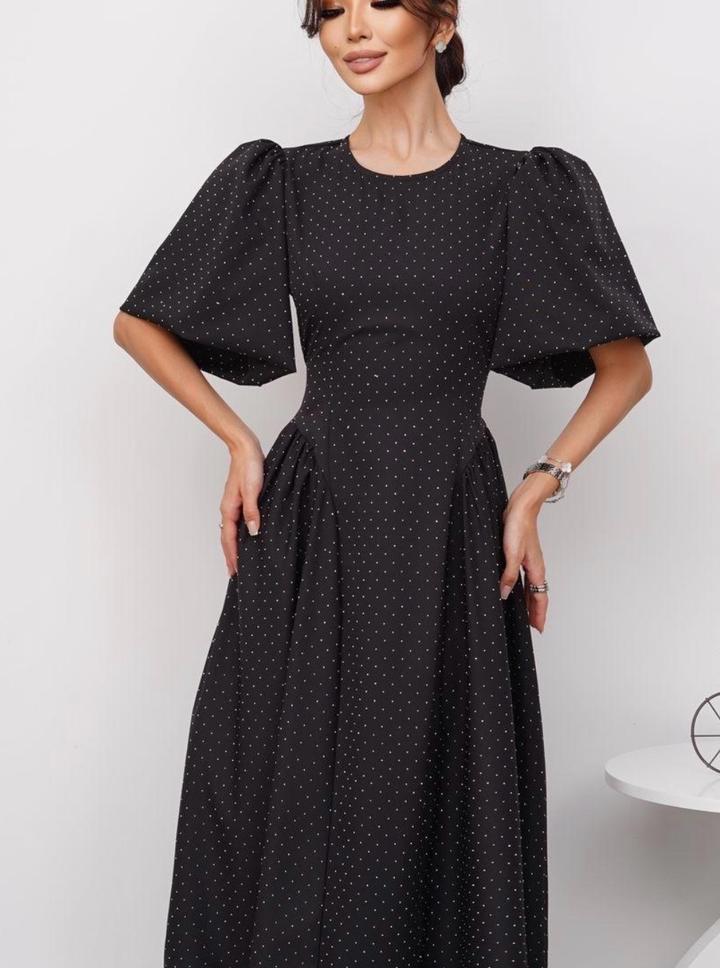 Красивое платье со стразами