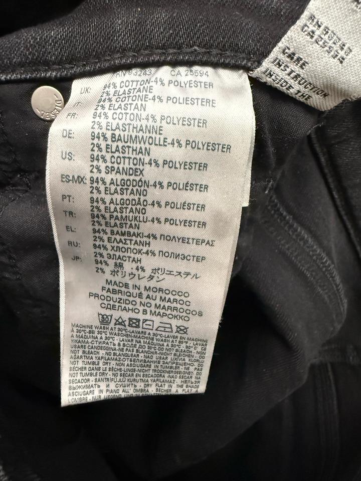 женские джинсы бренда Diesel имеют застежку на пуговицы и декоративный разре