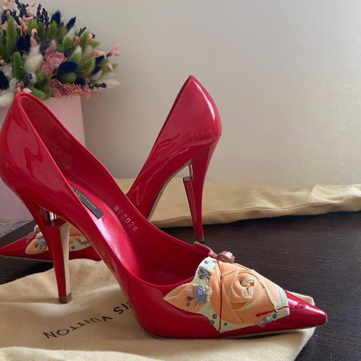 Красные лаковые туфли Louis Vuitton