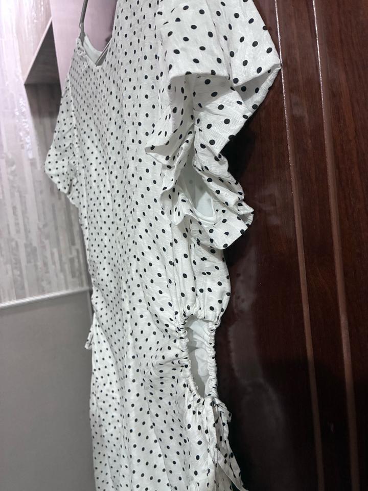 Платье с разрезами по бокам